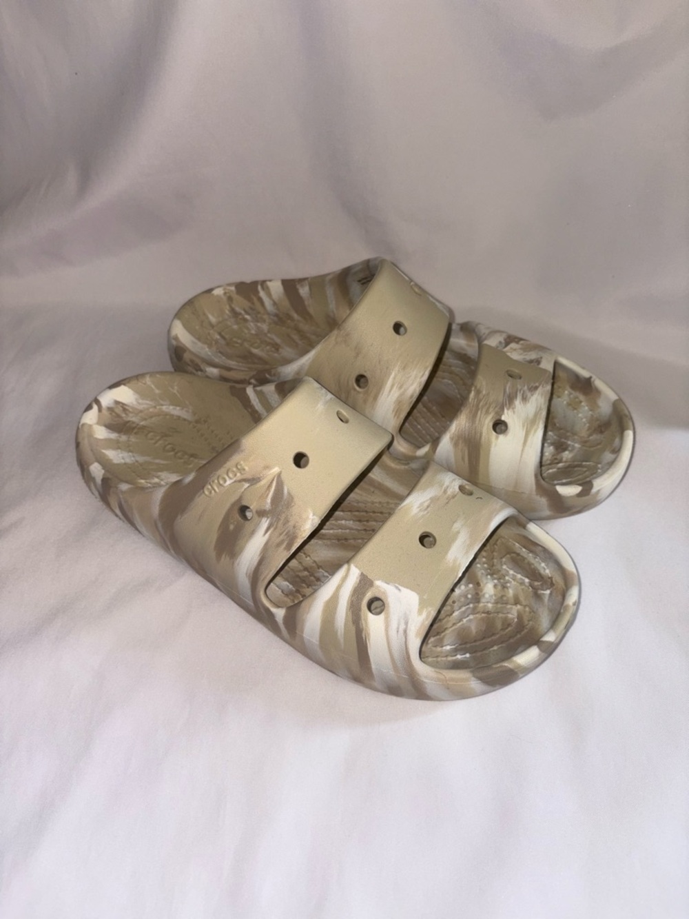 Crocs Tan Marble Slide Sandals Women’s 9 / Men’s 7 Neutral Lightweight Comfort - Picture 3 of 4